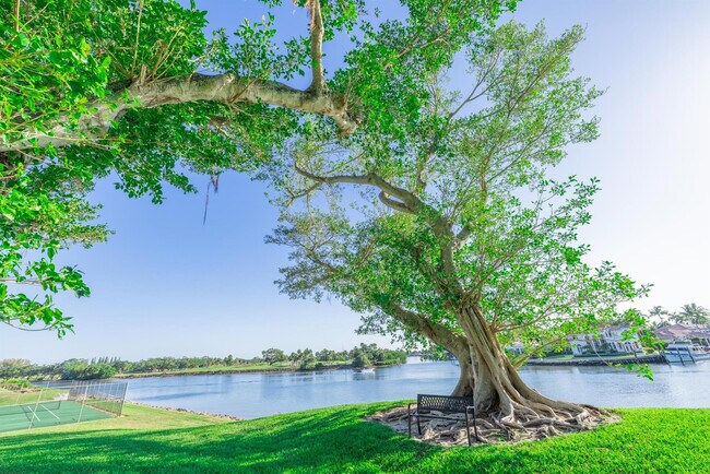 Building Photo - 374 Golfview Rd