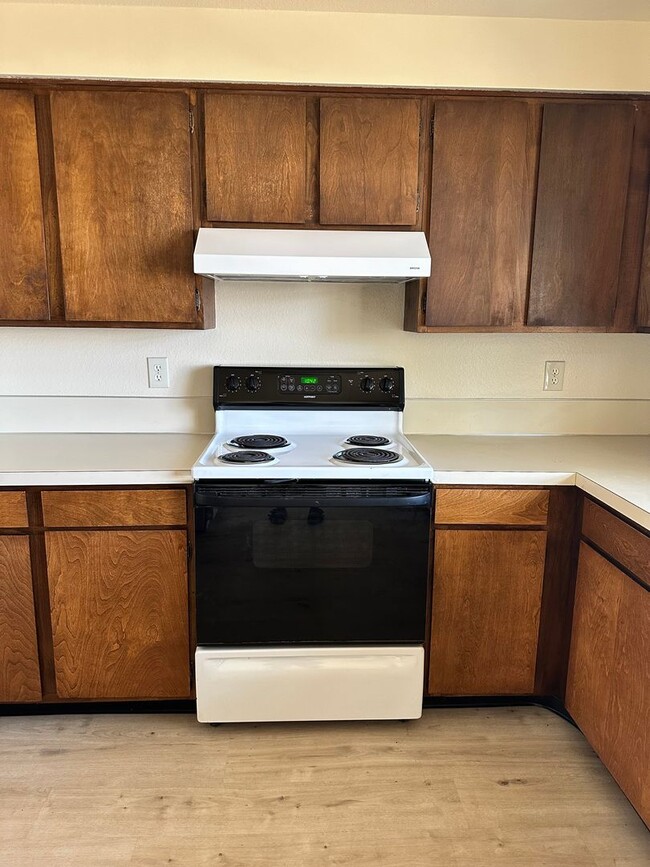 Building Photo - Centrally Located  2 Bedroom 1 Bathroom Du...