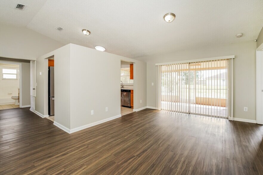 Building Photo - 646 Jaguar Ct