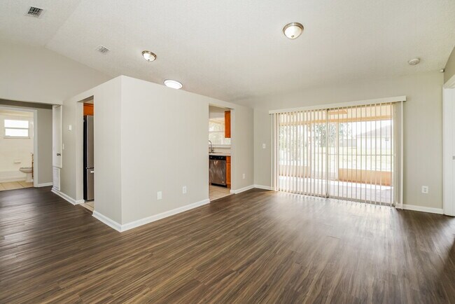 Building Photo - 646 Jaguar Ct