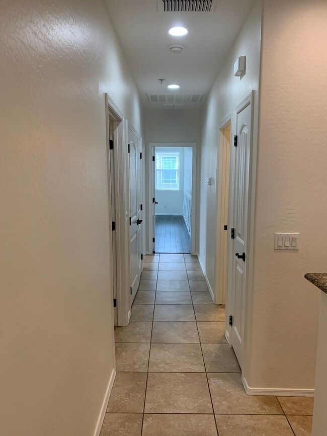 Building Photo - Beautiful 3 bedroom 2 bath condo in Power ...