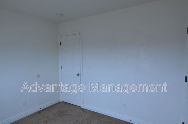 Building Photo - 4044 S Lake Vista Dr