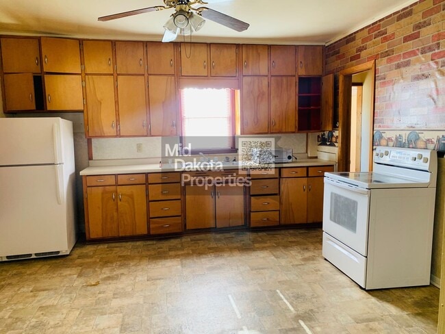 Building Photo - 509 E 1st- 3 bedroom single story house