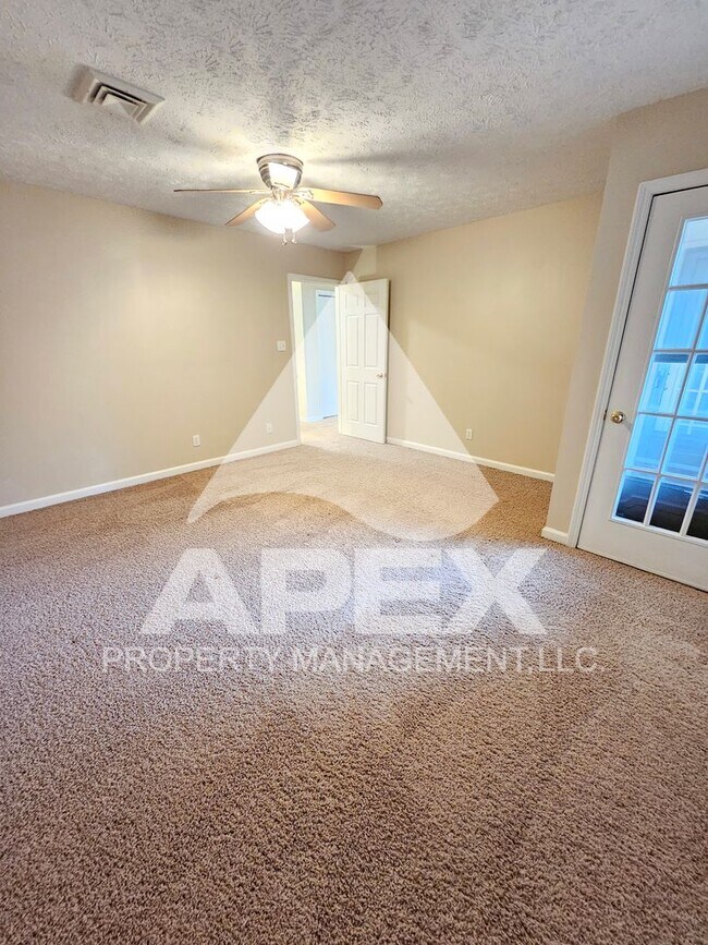 Building Photo - Spacious 3 Bd 2.5 Ba Condo w/Carport in heart of West Knox!