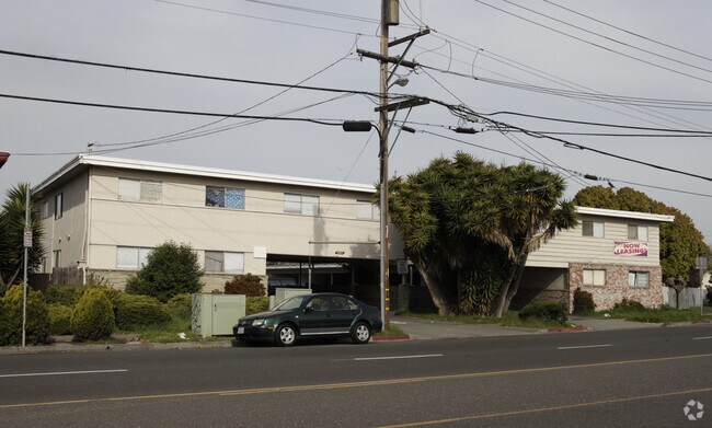Primary Photo - Moana Apartments