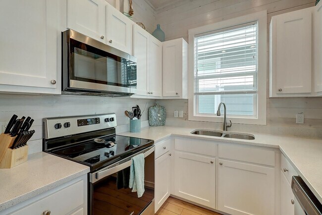 Building Photo - 1624 Eleventh Street-SI ID1023226P