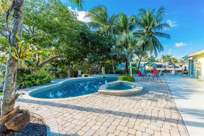 Building Photo - 1600 N 28th Ct