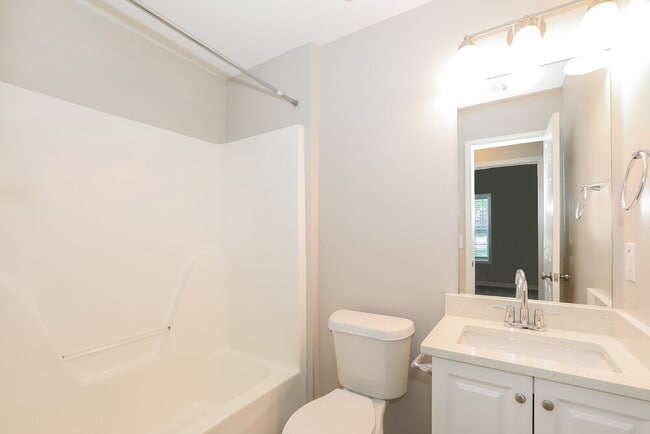 Building Photo - 2994 Raintree Dr SE