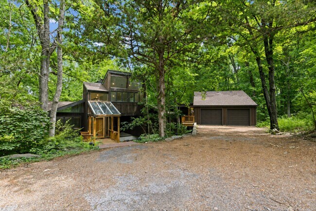 Building Photo - 1424 Bradford Dr