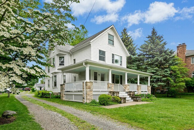 Building Photo - 290 Soundview Ave