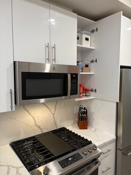 Building Photo - 2556 University Pl NW