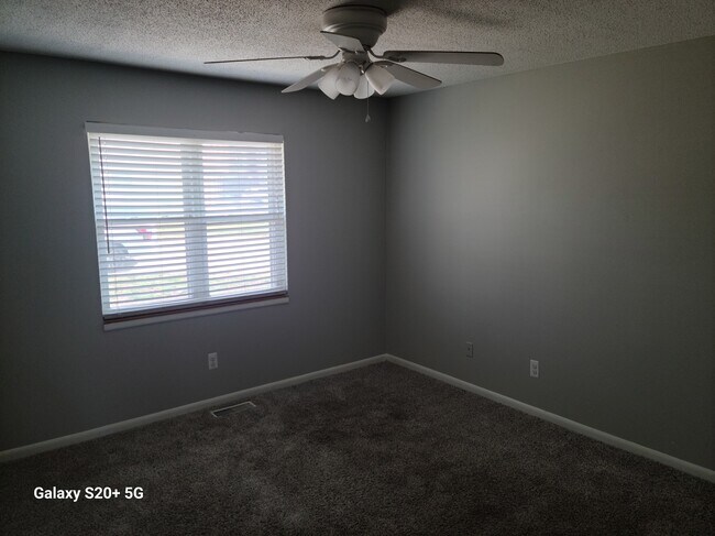 Building Photo - 7131 NW Country Club Ln