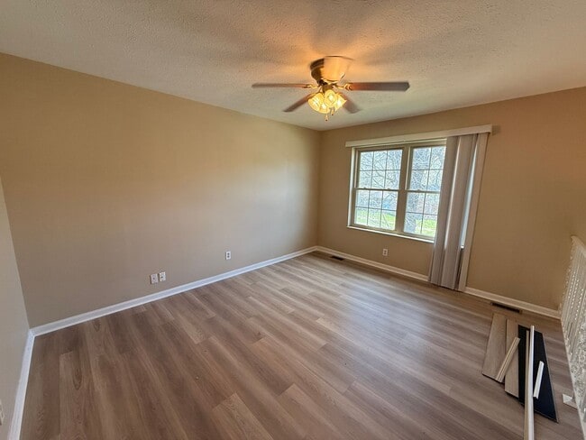 Building Photo - Highview..Close to Gene Snyder @ Smyrna