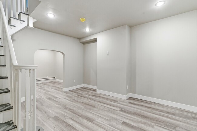 Building Photo - 662 N Yewdall St