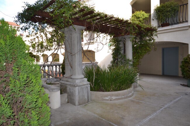 Building Photo - Bankers Hill – 2 BD, 2.5 BA! Two Assigned ...