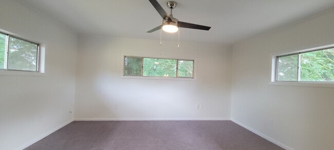 Building Photo - Amazing 4 bedroom/2 bath Two-story home wi...