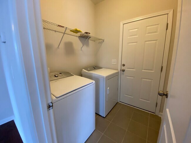 Building Photo - 454 Livingston Dr