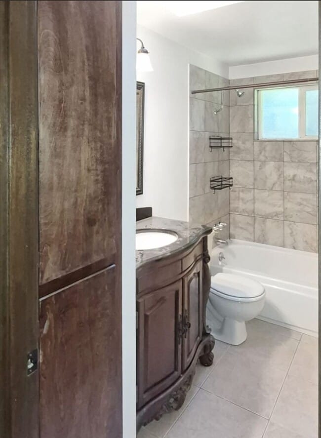 Building Photo - Split-Level Stunner with Skylight, Hardwoods & Room to Grow
