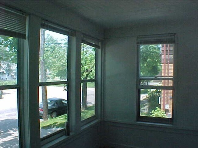 Building Photo - 1881 E Main St