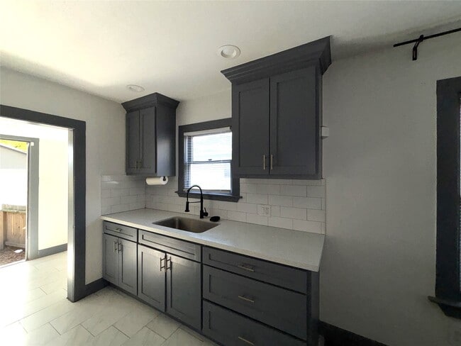 Building Photo - 806 Caplin St