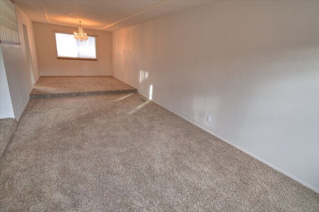 Building Photo - 4BD/3BA Available for Move In! Northeast Heights