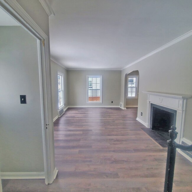 Building Photo - 3 BED 1.5 BATH SINGLE FAMILY HOME IN CLEVE...