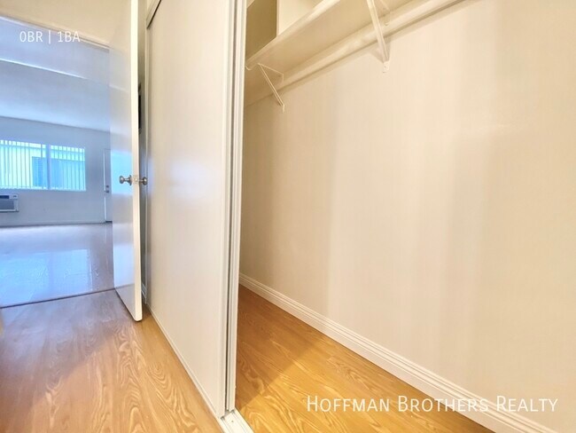 Building Photo - 634 N St Andrews Pl