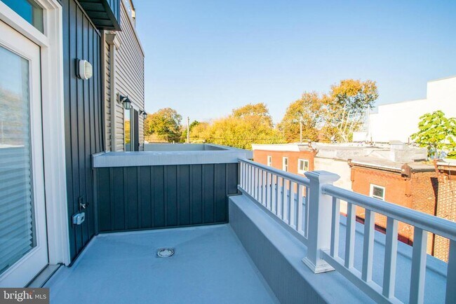 Building Photo - 2246 Sears St