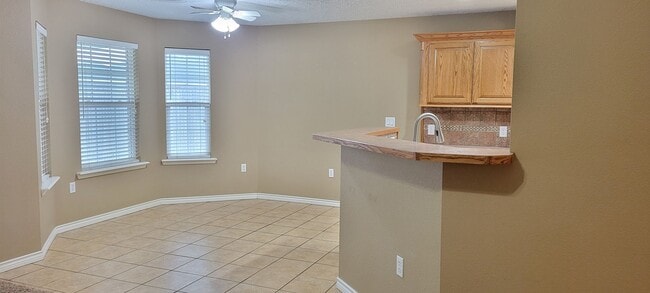 Building Photo - LARGE 4 BEDROOM HOME IN NORTHEAST CLOVIS