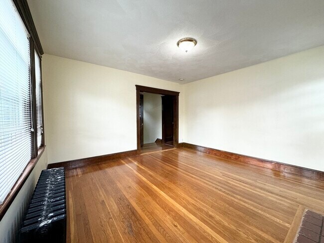 Building Photo - 14 Grossman St