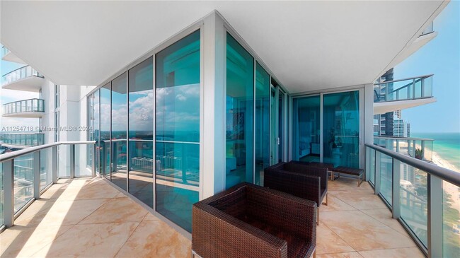 Building Photo - 17001 Collins Ave