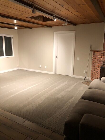 LR - 828 Bayview Dr