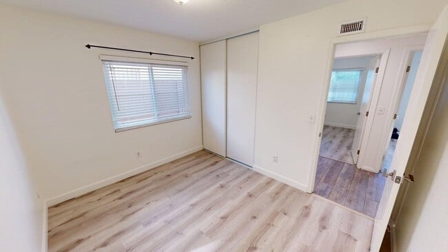 Building Photo - Spacious and beautifully updated 4 bedroom home available for long or short term lease.