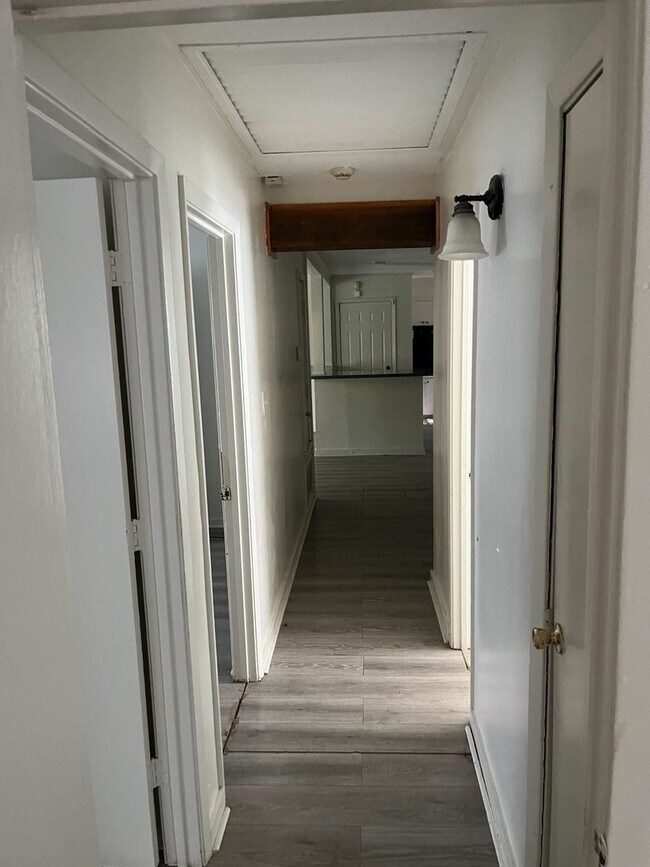 Building Photo - 3 Bedroom 1 Bath