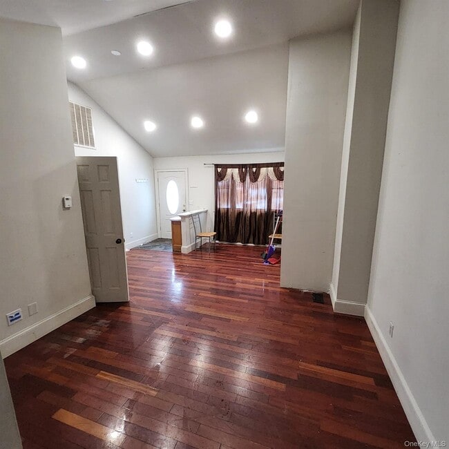 Building Photo - 8 Orchard Lake Dr