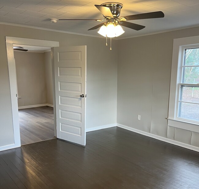 Building Photo - 720 Gra