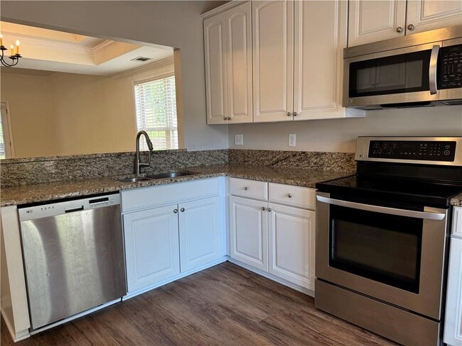 Building Photo - 2075 Pine Tree Dr