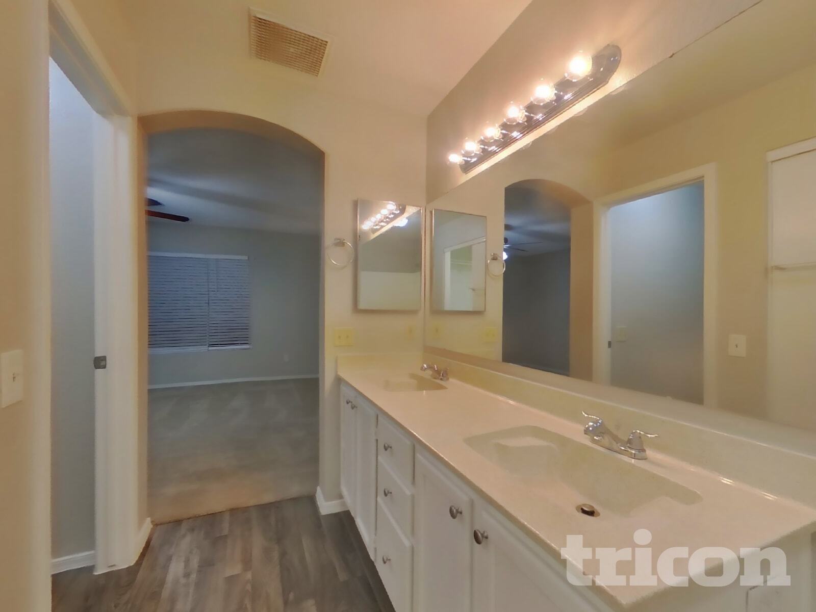 Building Photo - 8621 W Willow Ave