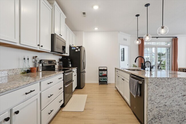 Building Photo - 2102 Promenade Ln