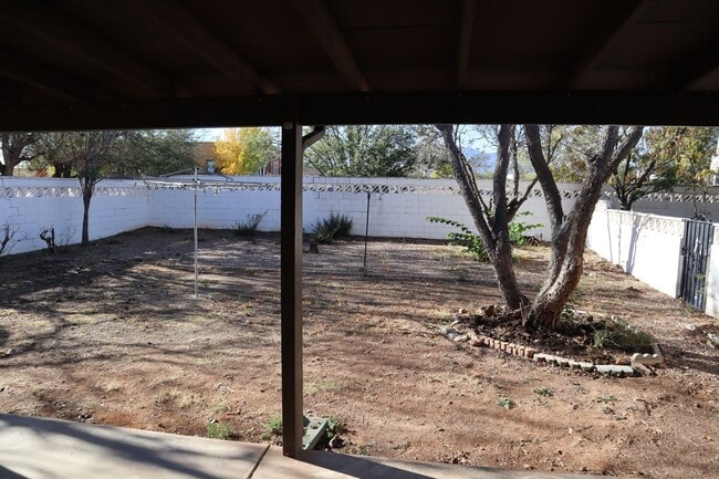 Building Photo - Livable, Lovable, & Avaiable!