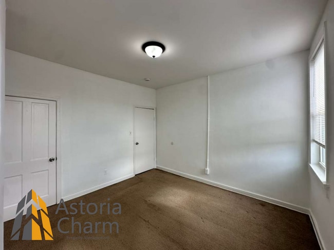 Building Photo - 1 Bedroom Plus Den Rowhome on Kuper Place