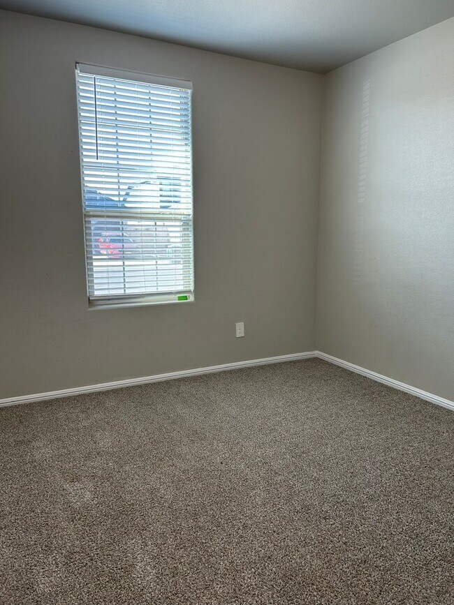 Building Photo - Back on the Market!!  Beautiful 5 Bedroom Home in Desert Ridge