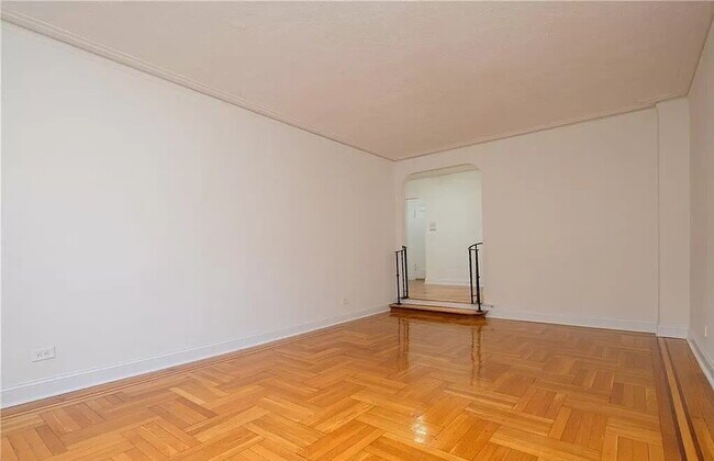Building Photo - Charming 1-Bedroom Sponsor Unit in Kingsbr...