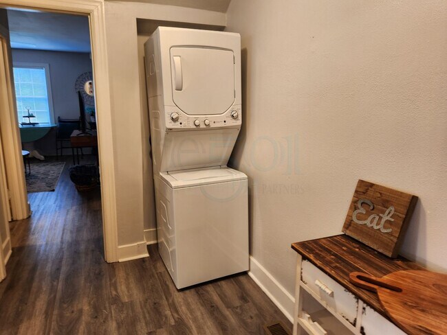Building Photo - Cozy Apartment located near UAMS!