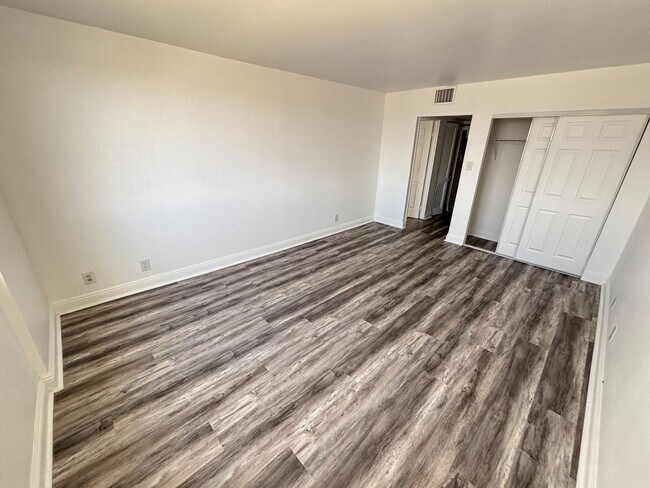 Building Photo - Stunning 2-Bed, 2-Bath High-Rise Residence...
