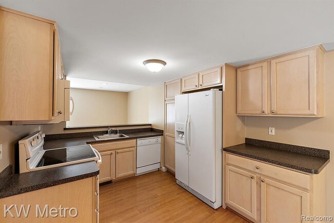 Building Photo - 5652 Drake Hollow Dr E