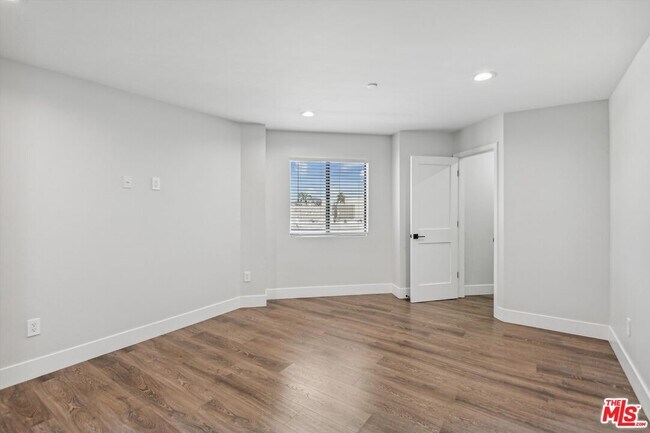 Building Photo - 819 E La Palma Dr