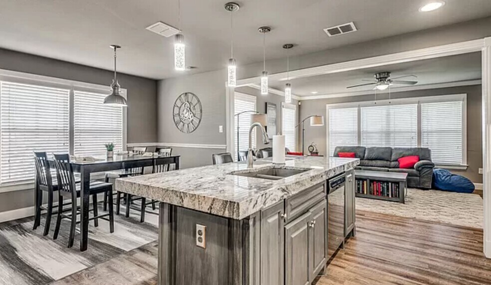 Building Photo - 730 S Mesquite Ave