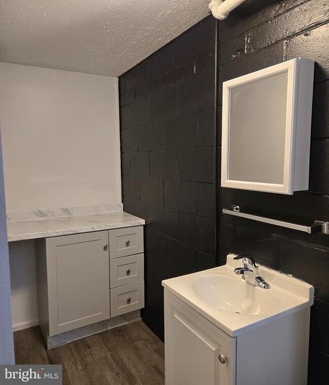 Building Photo - 7801 Hillsway Ave