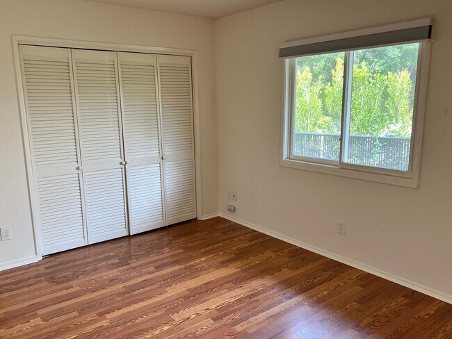 Building Photo - 118 W Pedregosa St